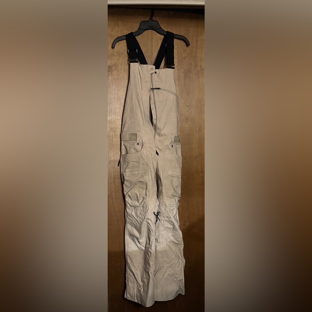 FW women’s uninsulated snow bibs - excellent used condition.